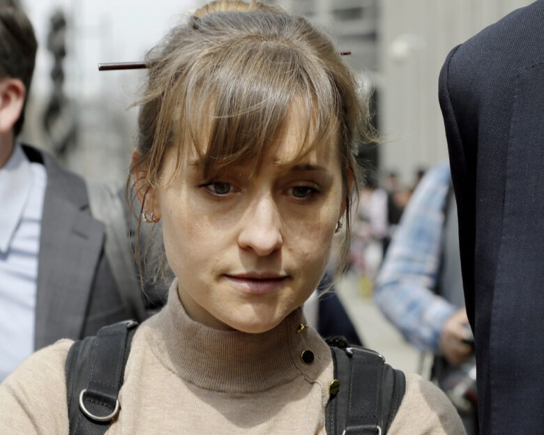 Από το Smallville στη NXIVM: Πώς η Άλισον Μακ στρατολογούσε γυναίκες ως σεξουαλικές σκλάβες της αίρεσης