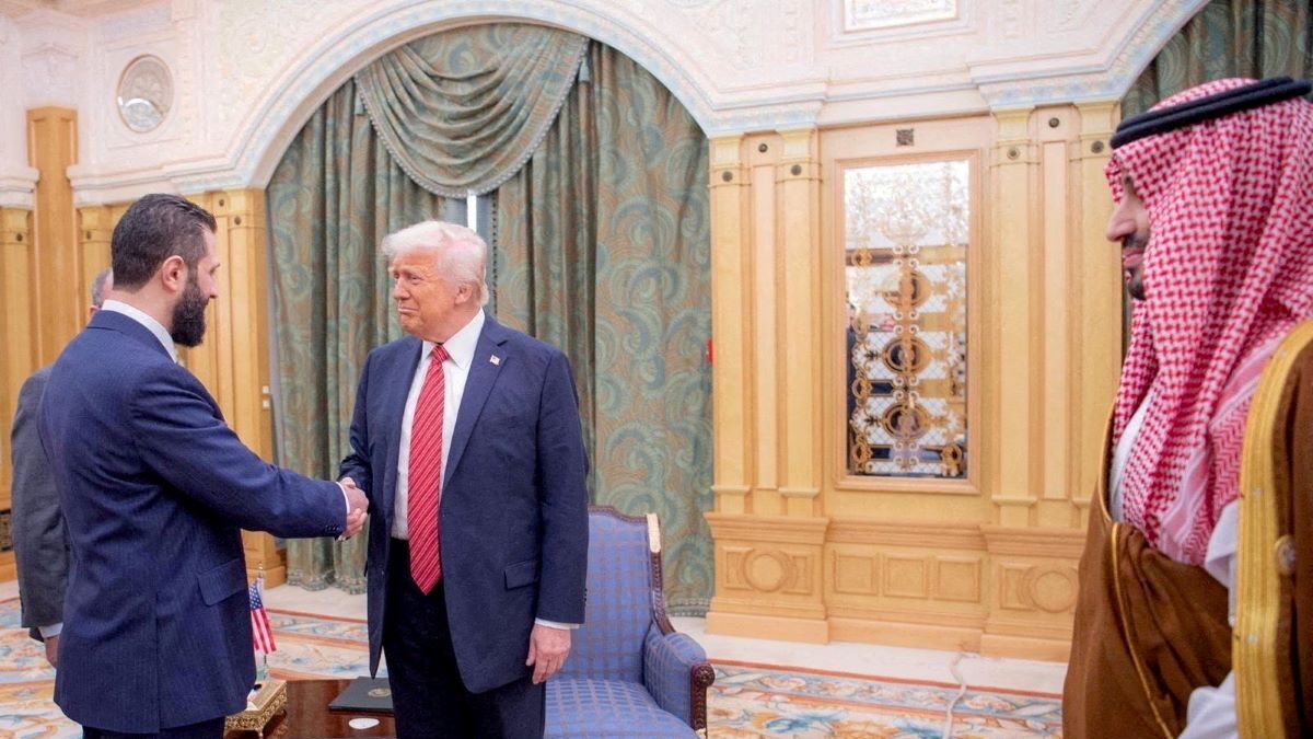 Ο Αλ Σάρα με τον Τραμπ υπό το βλέμμα του Σαουδάραβα πρίγκιπα Μοχάμεντ μπιν Σαλμάν