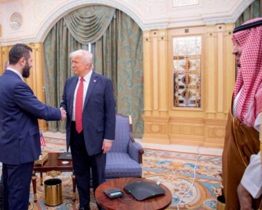 Ο Αλ Σάρα με τον Τραμπ υπό το βλέμμα του Σαουδάραβα πρίγκιπα Μοχάμεντ μπιν Σαλμάν