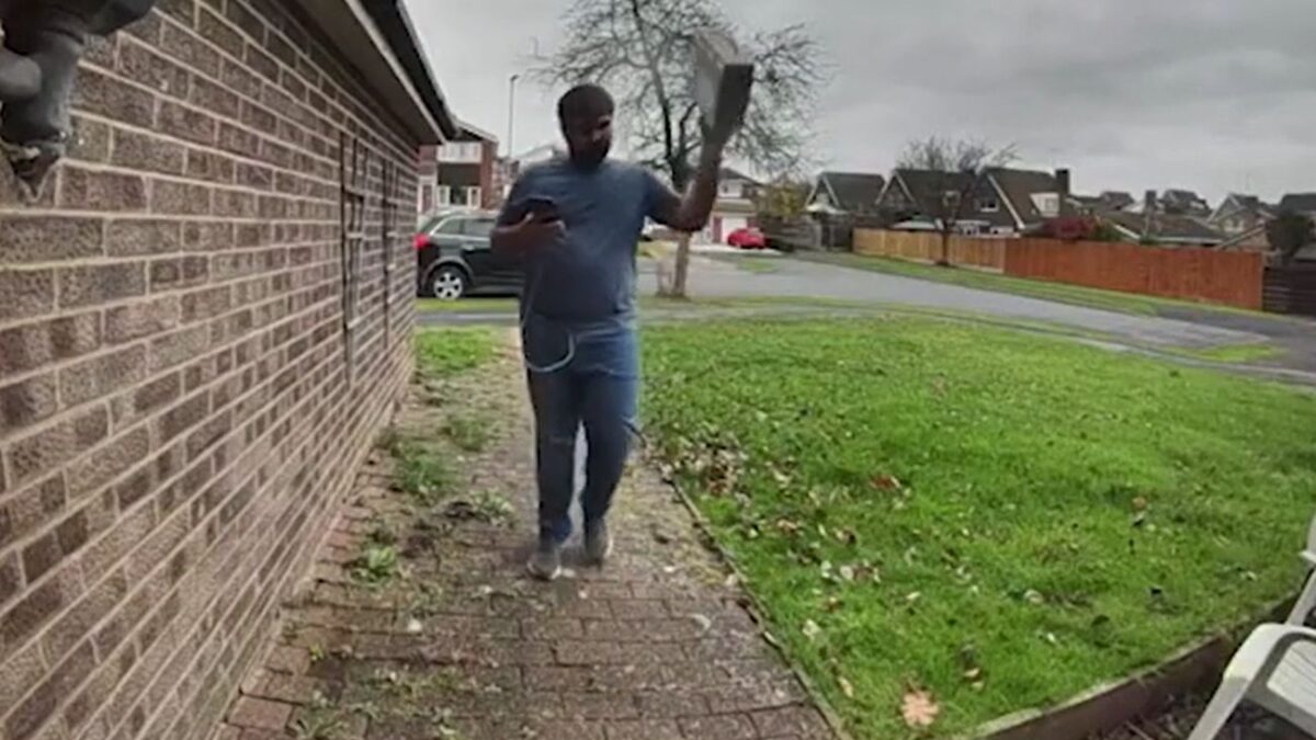 Κούριερ της Amazon πετάει με οργή στο έδαφος το χριστουγεννιάτικο δώρο μικρού παιδιού