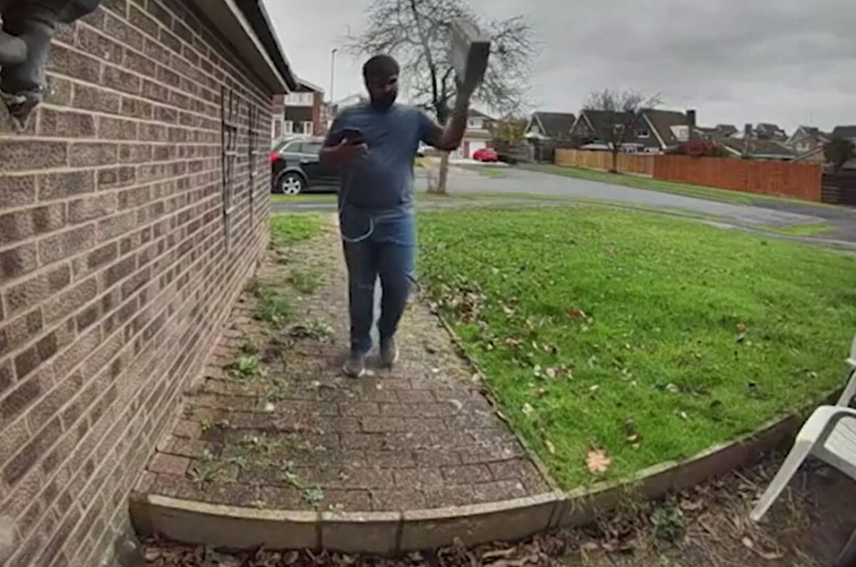 Κούριερ της Amazon πετάει με οργή στο έδαφος το χριστουγεννιάτικο δώρο μικρού παιδιού