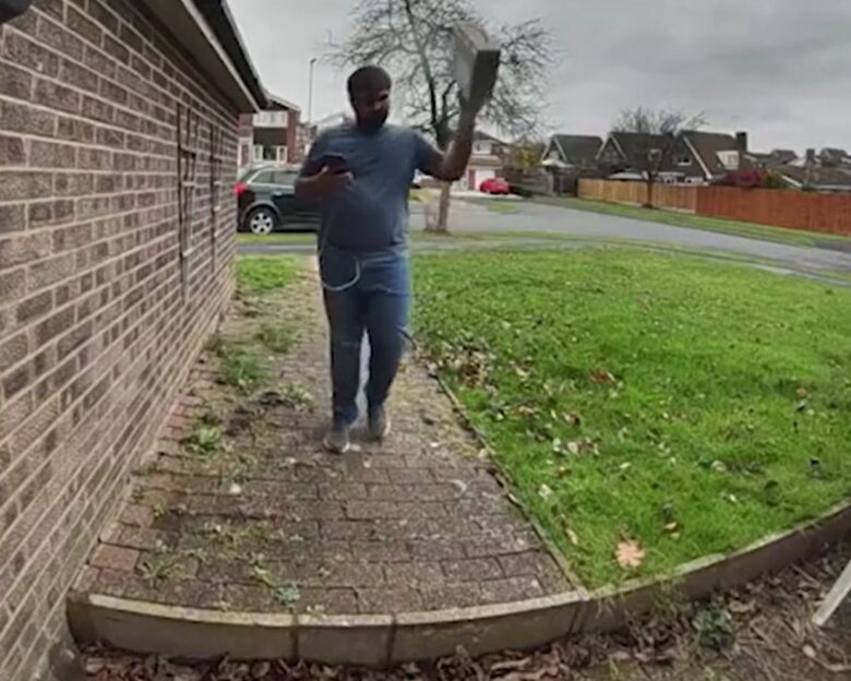 Κούριερ της Amazon πετάει με οργή στο έδαφος το χριστουγεννιάτικο δώρο μικρού παιδιού – Δείτε το βίντεο