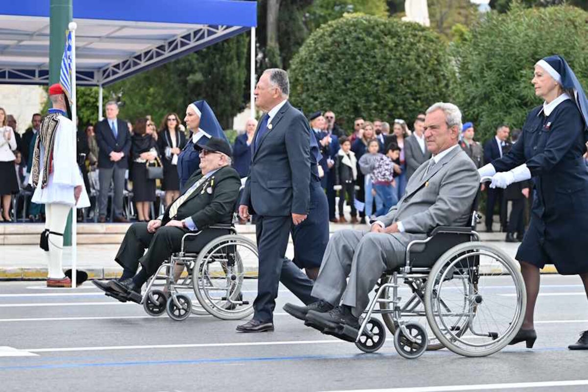 Ανάπηροι πολέμου σε στρατιωτική παρέλαση