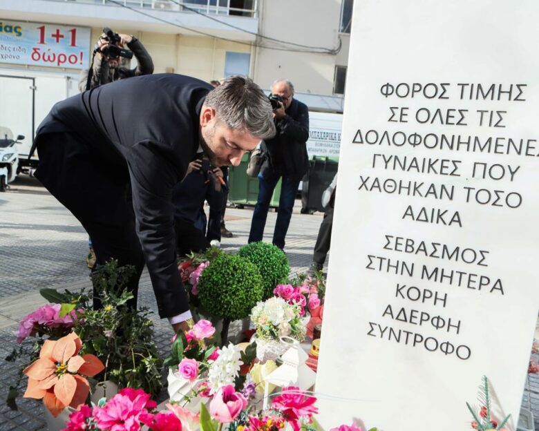 Ο Νίκος Ανδρουλάκης με τις γυναίκες βουλευτές του ΠΑΣΟΚ στο μνημείο της Κυριακής Γρίβα: Έχουμε να κάνουμε πολλά για τη βία κατά των γυναίκων