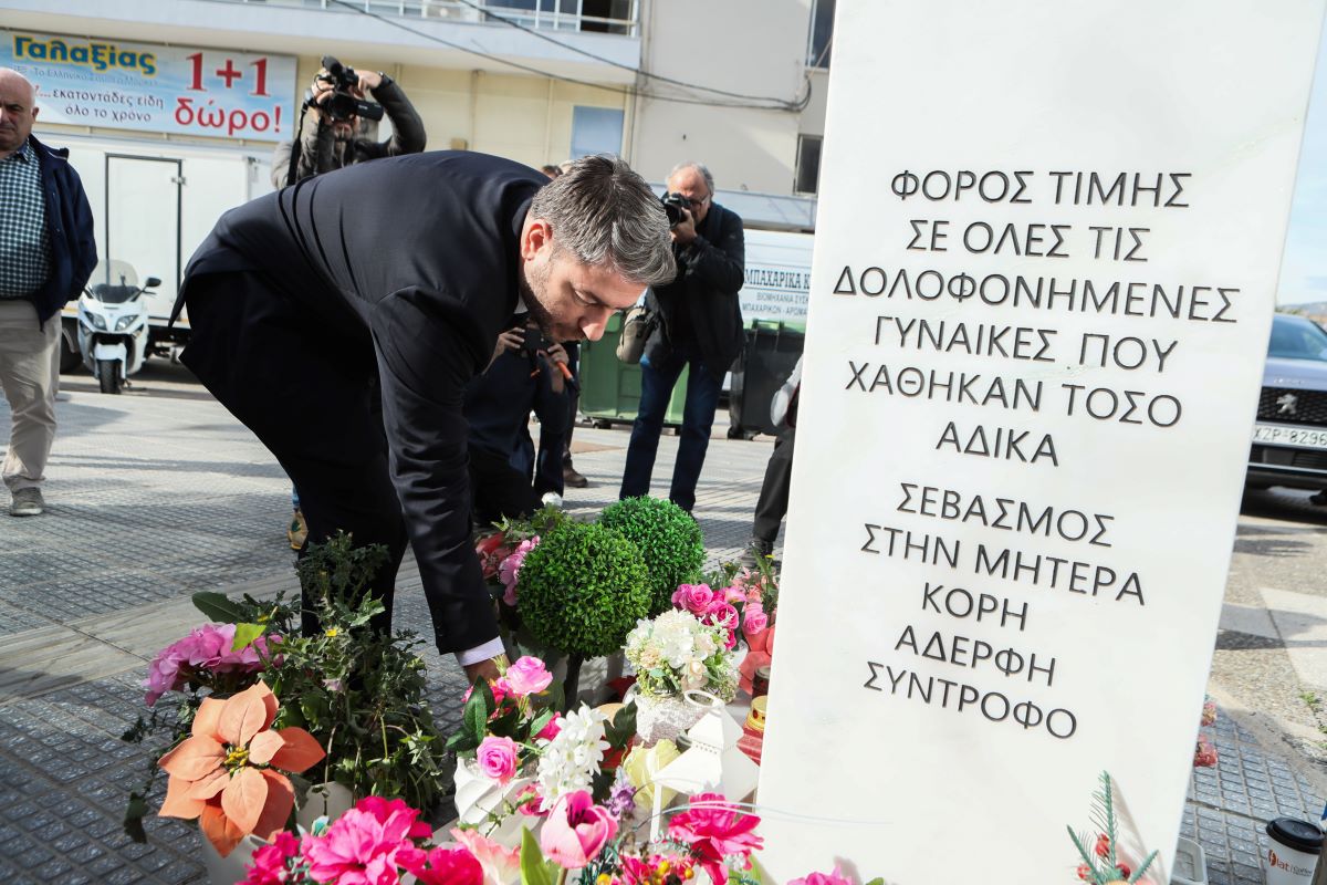 Ο Νίκος Ανδρουλάκης στο μνημείο της Κυριακής Γρίβα στους Αγίους Αναργύρους