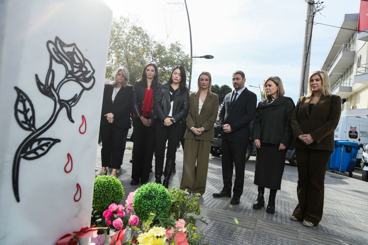 Ο Νίκος Ανδρουλάκης και βουλευτές του ΠΑΣΟΚ στο μνημείο της Κυριακής Γρίβα