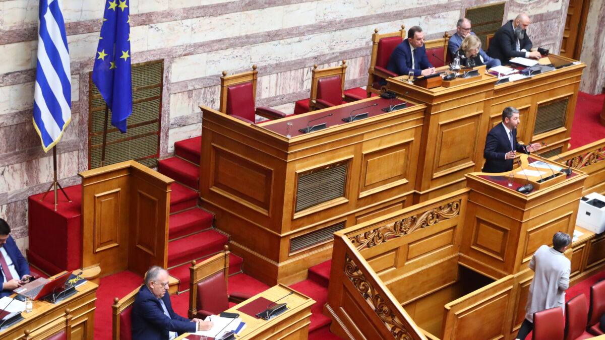 Άγρια κόντρα στη Βουλή για τον Φραπέ