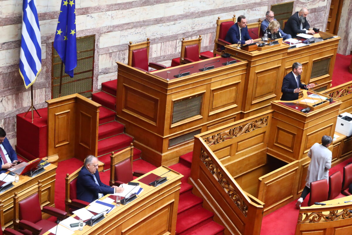 Άγρια κόντρα στη Βουλή για τον Φραπέ