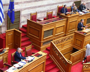 Άγρια κόντρα στη Βουλή για τον Φραπέ