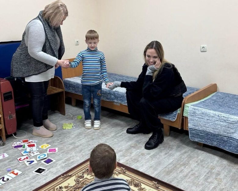 Ουκρανία: Συγκλονίζει η Αντζελίνα Τζολί με την εμπειρία της – «Η απειλή των drones είναι συνεχής, ακούς ένα βουητό στον ουρανό»