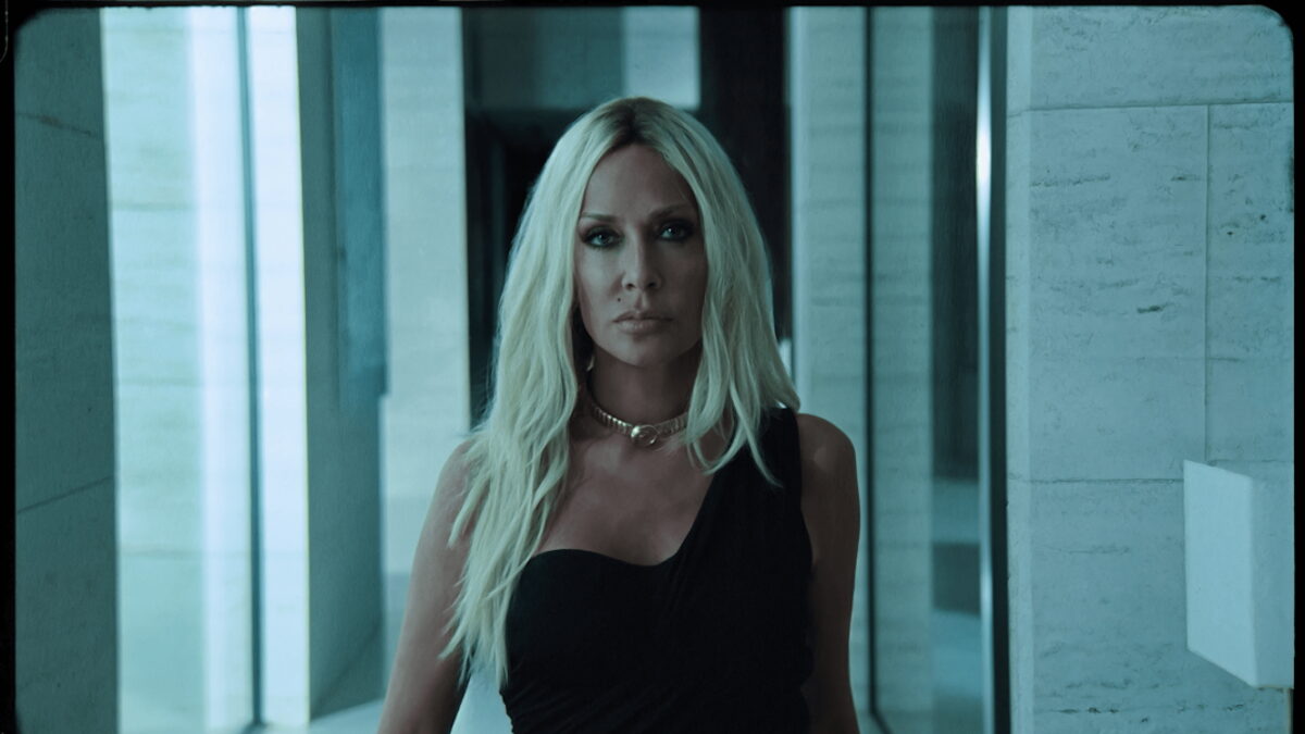 Η Άννα Βίσση κυκλοφορεί το νέο της τραγούδι «Εξαίρεση» σε στίχους Νίκου Καρβέλα