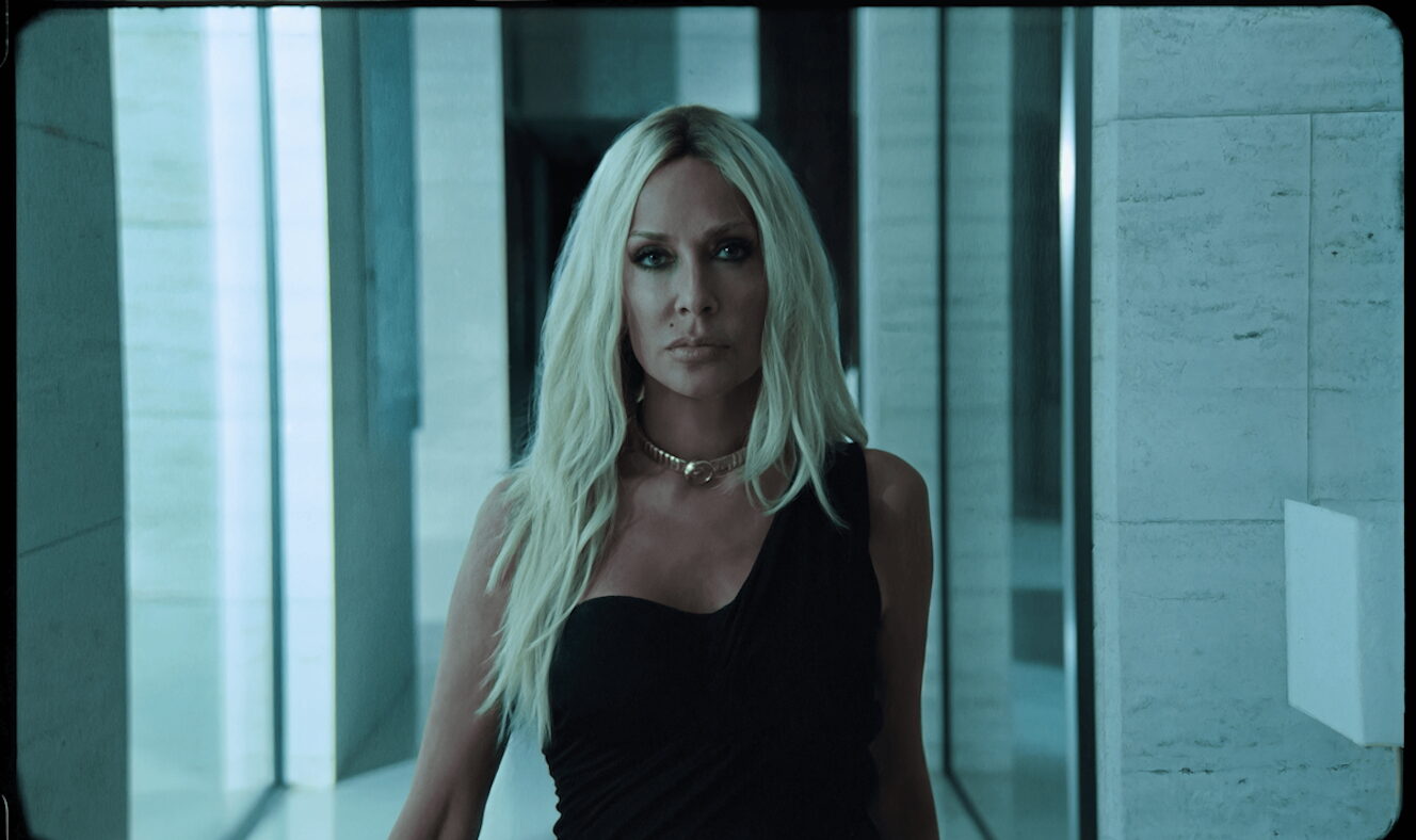 Η Άννα Βίσση κυκλοφορεί το νέο της τραγούδι «Εξαίρεση» σε στίχους Νίκου Καρβέλα