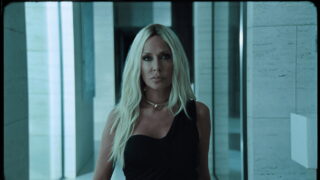 Η Άννα Βίσση κυκλοφορεί το νέο της τραγούδι «Εξαίρεση» σε στίχους Νίκου Καρβέλα