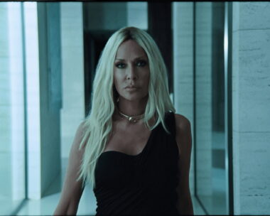 Η Άννα Βίσση κυκλοφορεί το νέο της τραγούδι «Εξαίρεση» σε στίχους Νίκου Καρβέλα