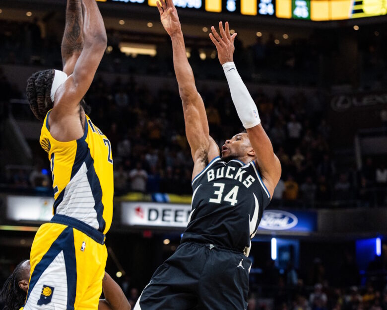 Γιάννης Αντετοκούνμπο: Οι Μπακς δημοσίευσαν τέσσερις επικές φωτογραφίες από το buzzer beater του Έλληνα σούπερ σταρ