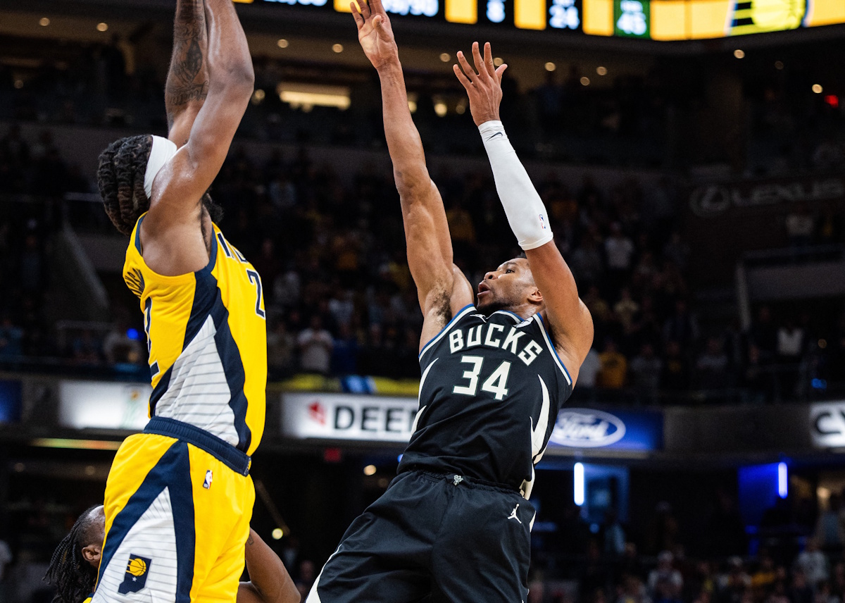 Γιάννης Αντετοκούνμπο: Οι Μπακς δημοσίευσαν τέσσερις επικές φωτογραφίες από το buzzer beater του Έλληνα σούπερ σταρ