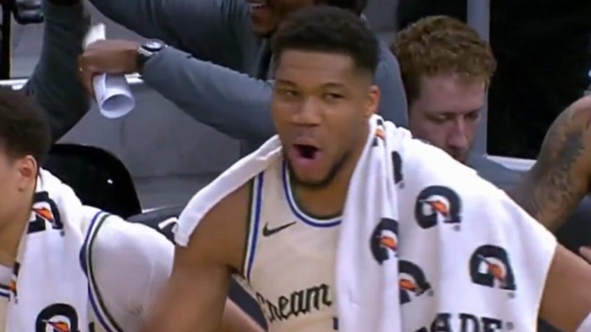 Ο Θανάσης Αντετοκούνμπο κάρφωσε με το αριστερό χέρι και τρέλανε τον Γιάννη στον πάγκο