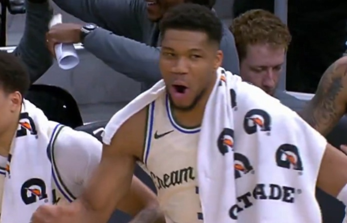 Ο Θανάσης Αντετοκούνμπο κάρφωσε με το αριστερό χέρι και τρέλανε τον Γιάννη στον πάγκο