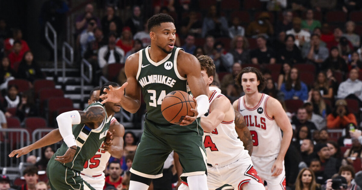 Giannis Antetokounmpo had a legendary performance and the Bucks beat the Bulls for the NBA Cup