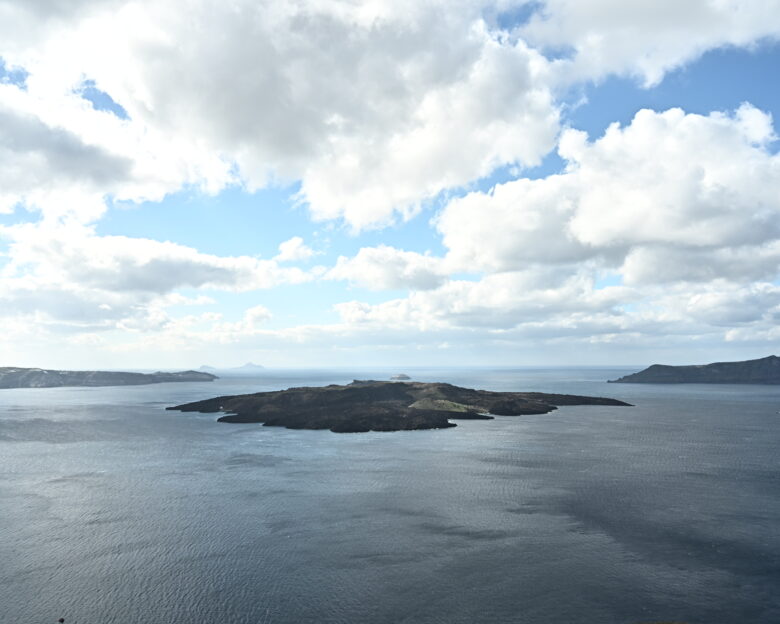 Σαντορίνη: Ένα «κύμα» μάγματος πίσω από τη σεισμική κρίση του 2025