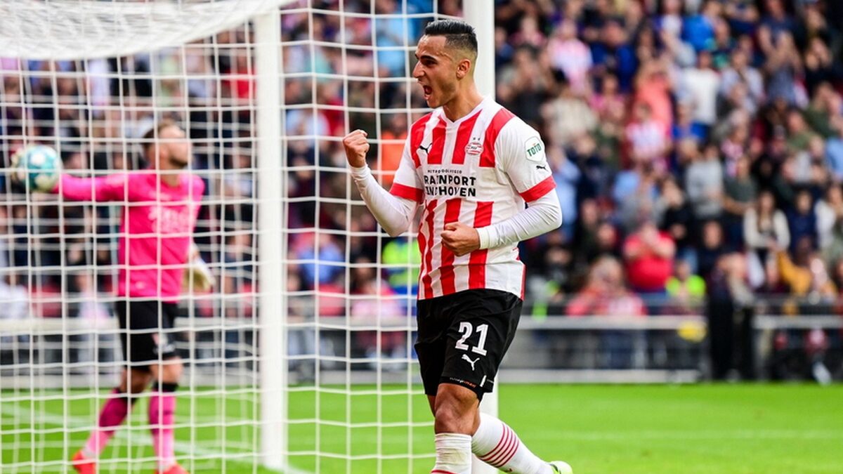 Ο Ανουάρ Ελ Γκάζι με τη φανέλα της Αϊντχόφεν