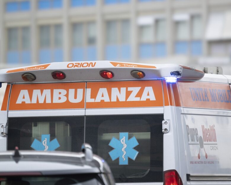 Η viral τούμπα Ιταλού πολιτικού: Έπεσε σε σκάλα και «έσκασε» με το κεφάλι σε σπάνιο βιτρό