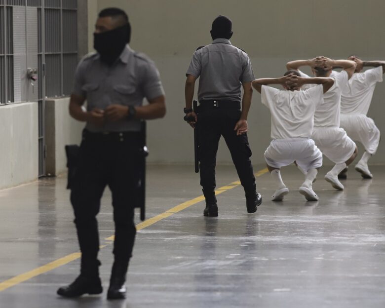 «Φτάσατε στην Κόλαση»: «Συστηματικά» βασανιστήρια στους μετανάστες που στάλθηκαν από την κυβέρνηση Τραμπ σε φυλακή στο Ελ Σαλβαδόρ