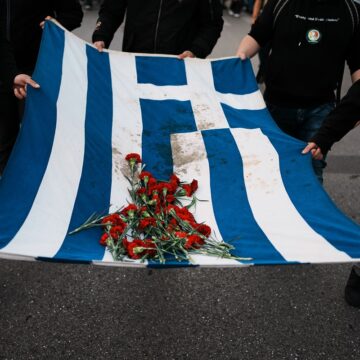 Η αιματοβαμμένη ελληνική σημαία
