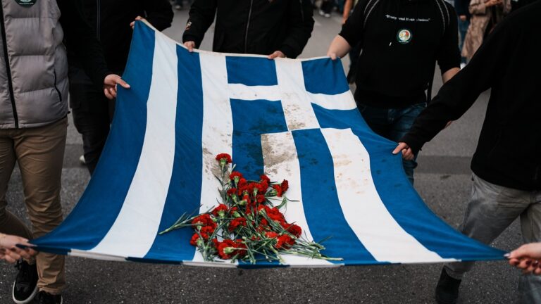 Η αιματοβαμμένη ελληνική σημαία