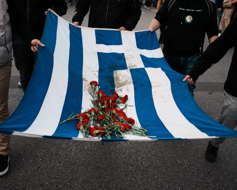 Η πορεία για την 52η επέτειο από την εξέγερση του Πολυτεχνείου μέσα από 10 φωτογραφικά «κλικ»