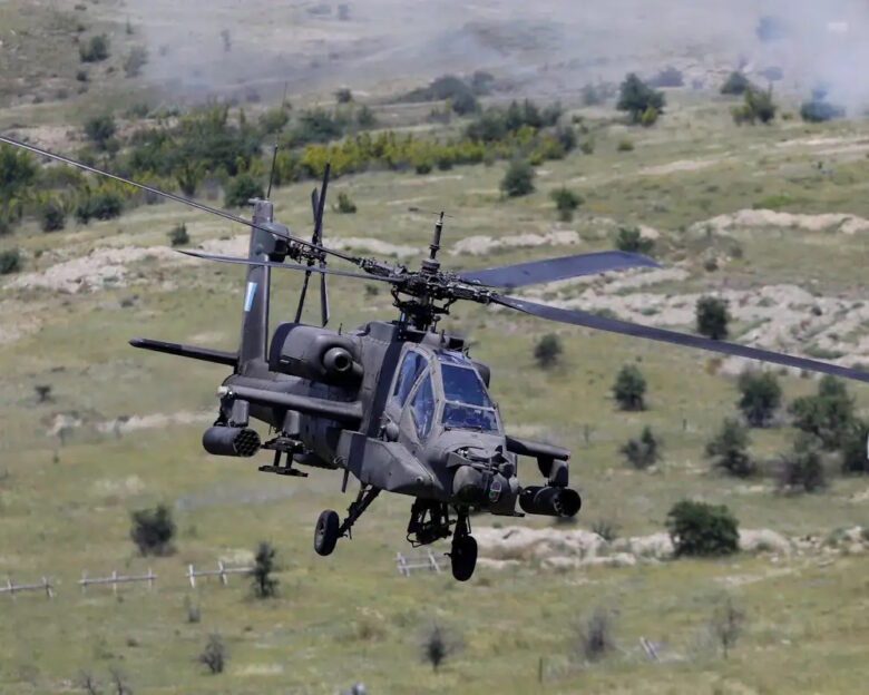 Apache: Η Αεροπορία Στρατού ξεκινά τις δοκιμές στο πρώτο αναβαθμισμένο ελικόπτερο με πυραύλους Spike NLOS