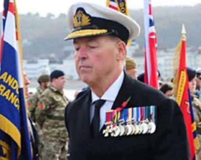 Σάλος στην Ηνωμένο Βασίλειο: Άνδρας παρίστανε τον υποναύαρχο σε τελετή για την Ημέρα Μνήμης των Πεσόντων – Κατέθεσε και στεφάνι