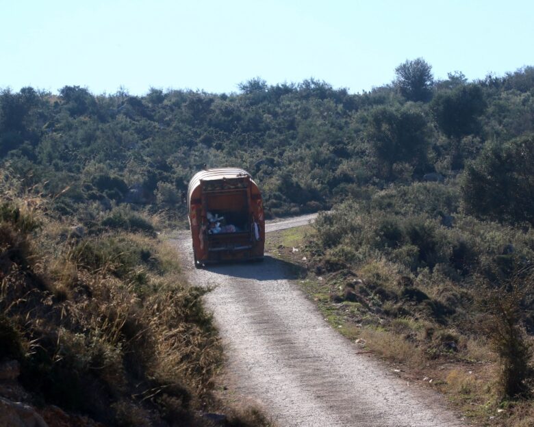 Βόνιτσα: Υπάλληλος καθαριότητας έπεσε από απορριμματοφόρο – Δίνει μάχη για τη ζωή του στη ΜΕΘ Ιωαννίνων