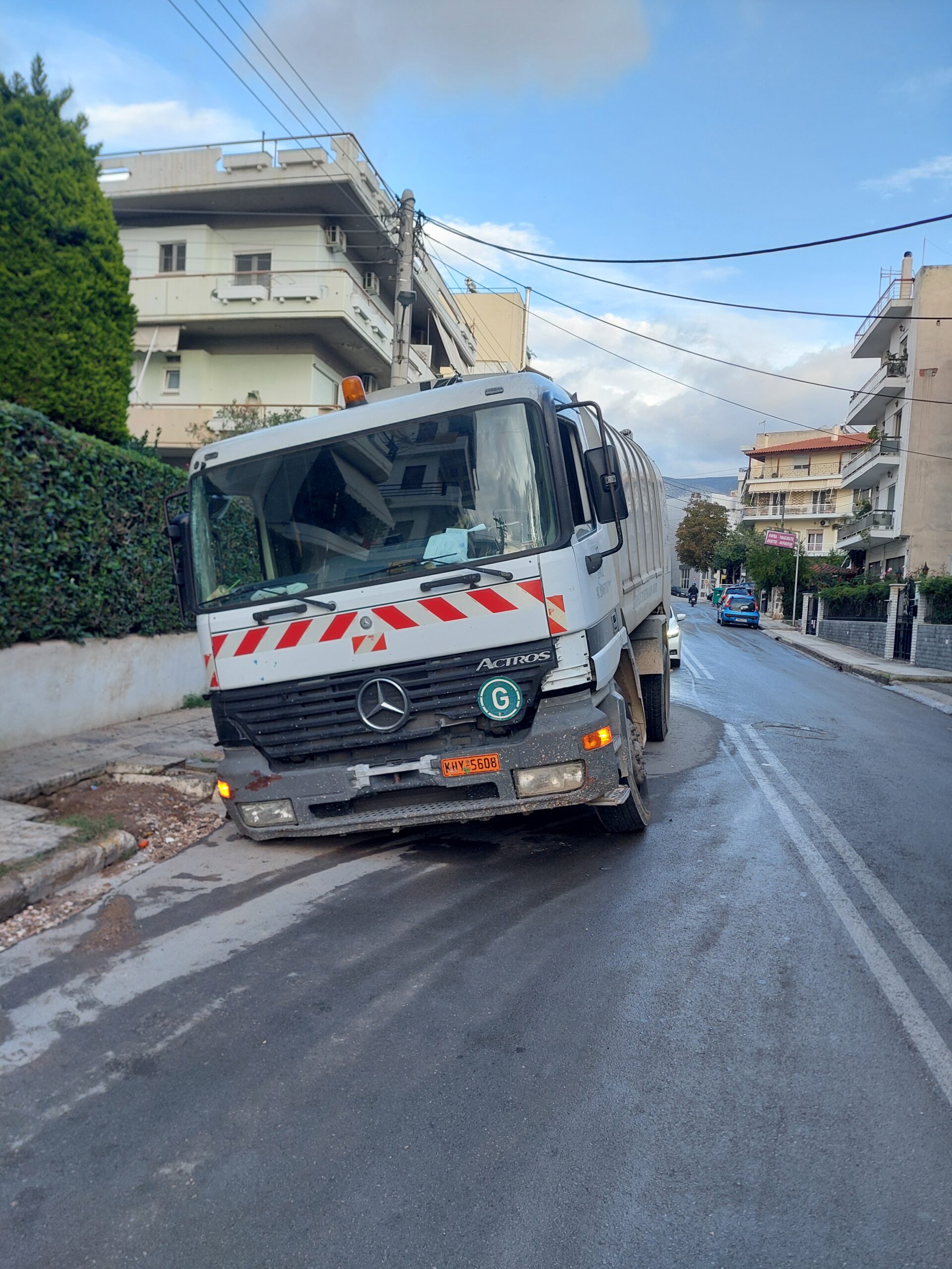 Απορριμματοφόρο του δήμου Αγίου Δημητρίου εγκλωβίστηκε σε μεγάλη λακούβα