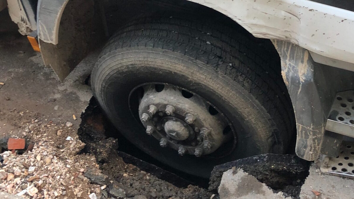 Απορριμματοφόρο του δήμου Αγίου Δημητρίου εγκλωβίστηκε σε μεγάλη λακούβα