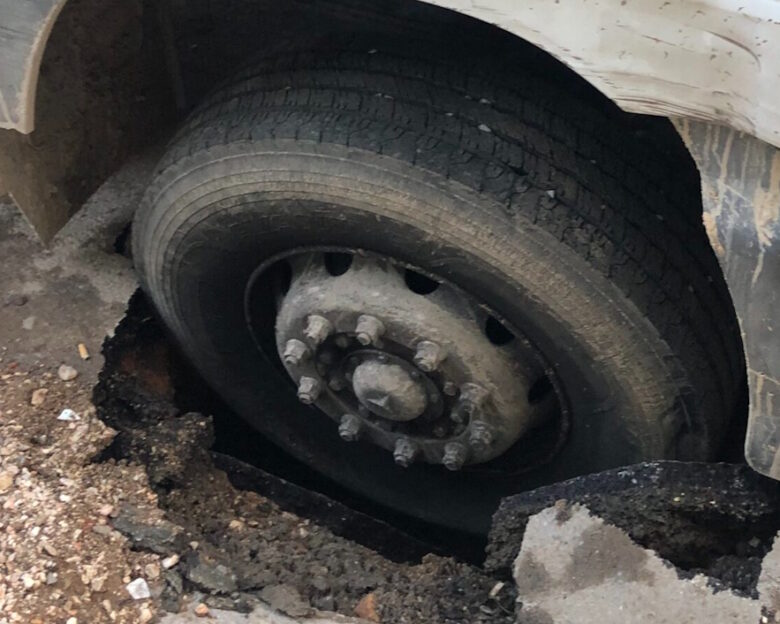 Απορριμματοφόρο παγιδεύτηκε σε μεγάλη λακκούβα στον Άγιο Δημήτριο