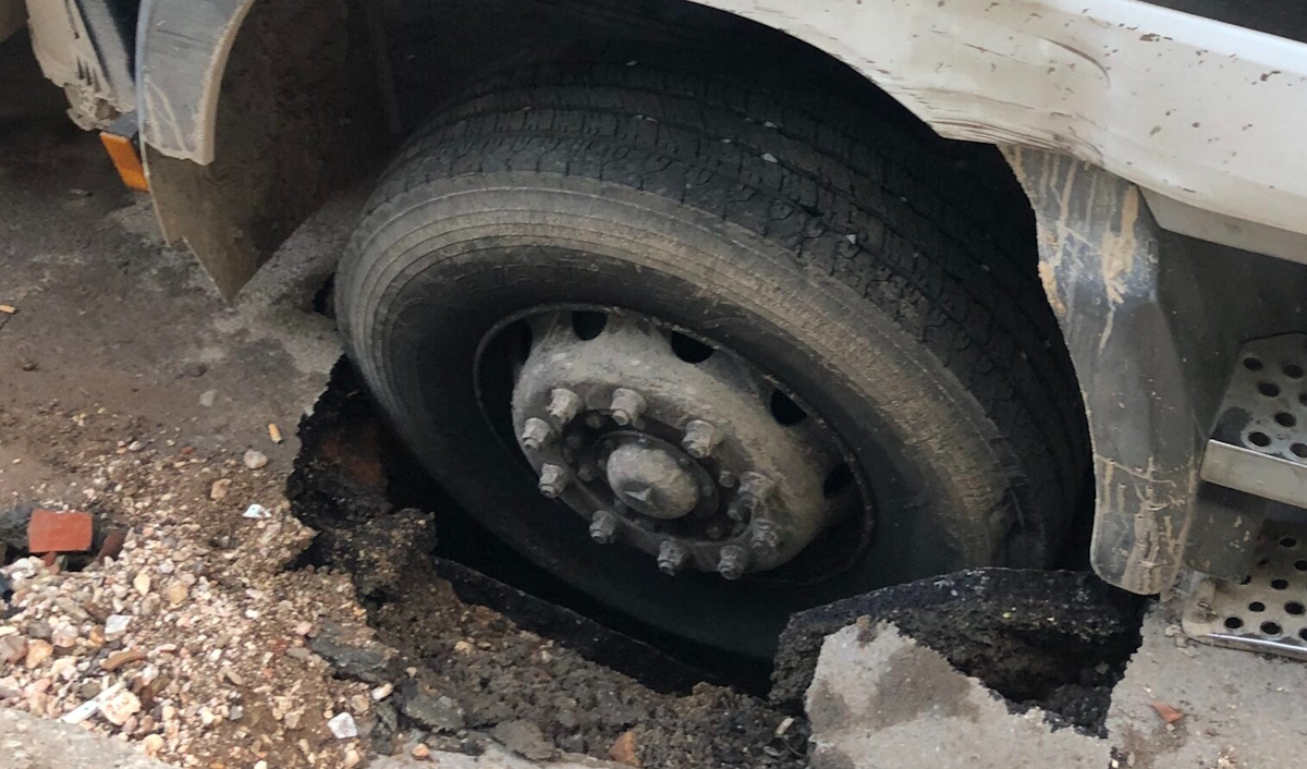 Απορριμματοφόρο του δήμου Αγίου Δημητρίου εγκλωβίστηκε σε μεγάλη λακούβα