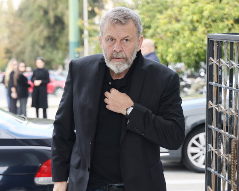 Ο Απόστολος Γκλέτσος ξέσπασε on air και αποχώρησε από πλατό εκπομπής: «Θα μου πει κοπέλα ότι την παρενόχλησε κάποιος και δε θα τον δείρω;»