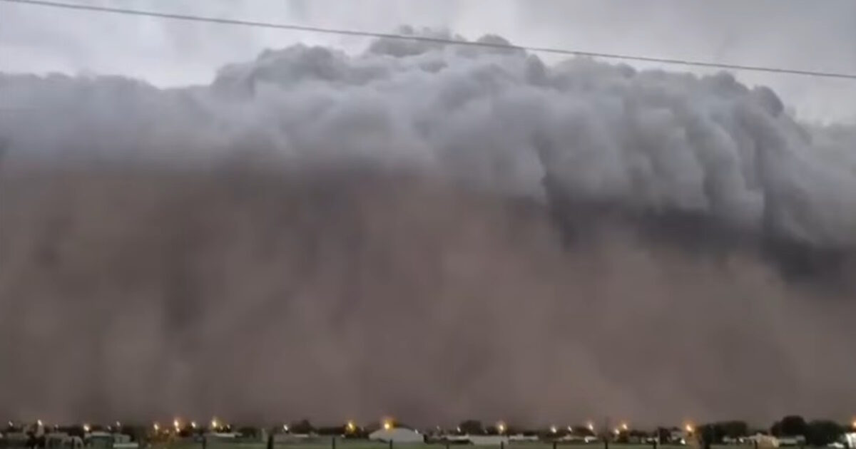 Ένα πραγματικό τείχος σκόνης σχηματίστηκε πάνω από την πόλη Χενεράλ Βιλέγκας στην Αργεντινή