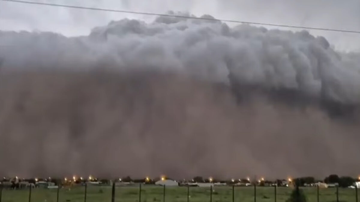 Ένα πραγματικό τείχος σκόνης σχηματίστηκε πάνω από την πόλη Χενεράλ Βιλέγκας στην Αργεντινή