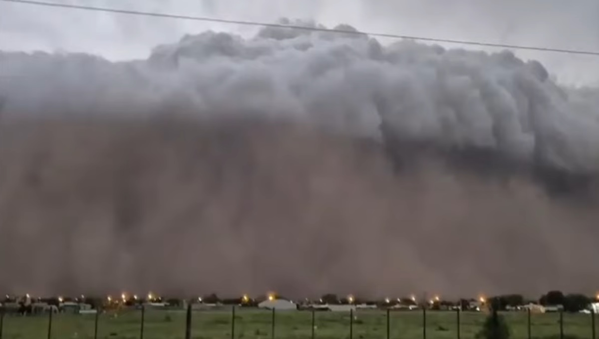 Ένα πραγματικό τείχος σκόνης σχηματίστηκε πάνω από την πόλη Χενεράλ Βιλέγκας στην Αργεντινή