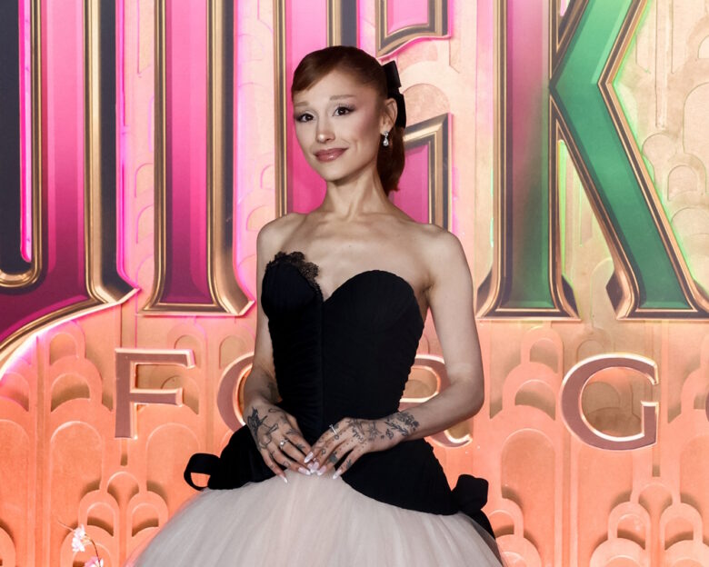 Η Αριάνα Γκράντε θα παρουσιάσει το χριστουγεννιάτικο επεισόδιο του Saturday Night Live