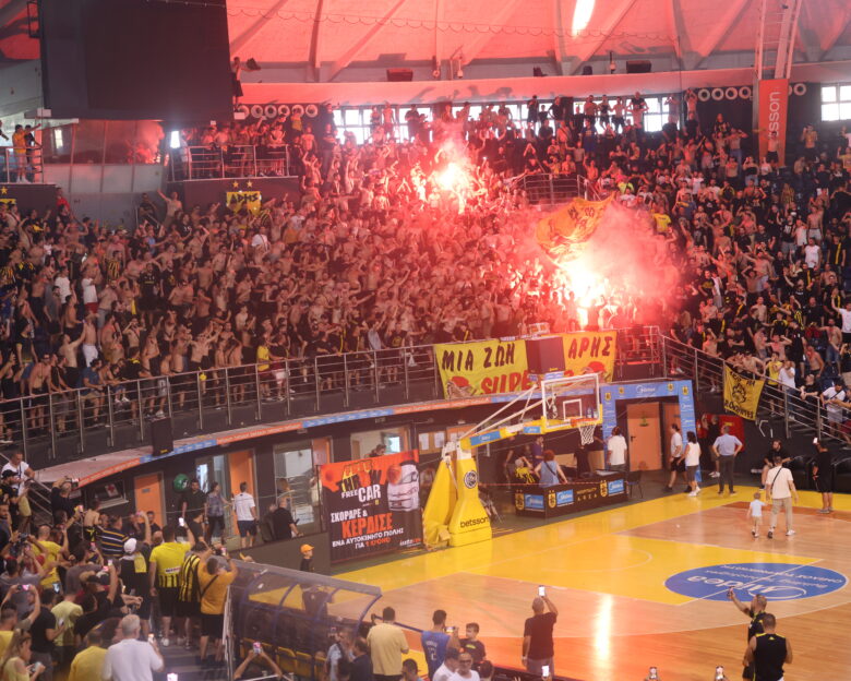 Ο Άρης Βetsson κάλεσε στο Αλεξάνδρειο τον φίλο του ΠΑΟΚ, Γιαννάκη και τους γονείς του Άλκη Καμπανού