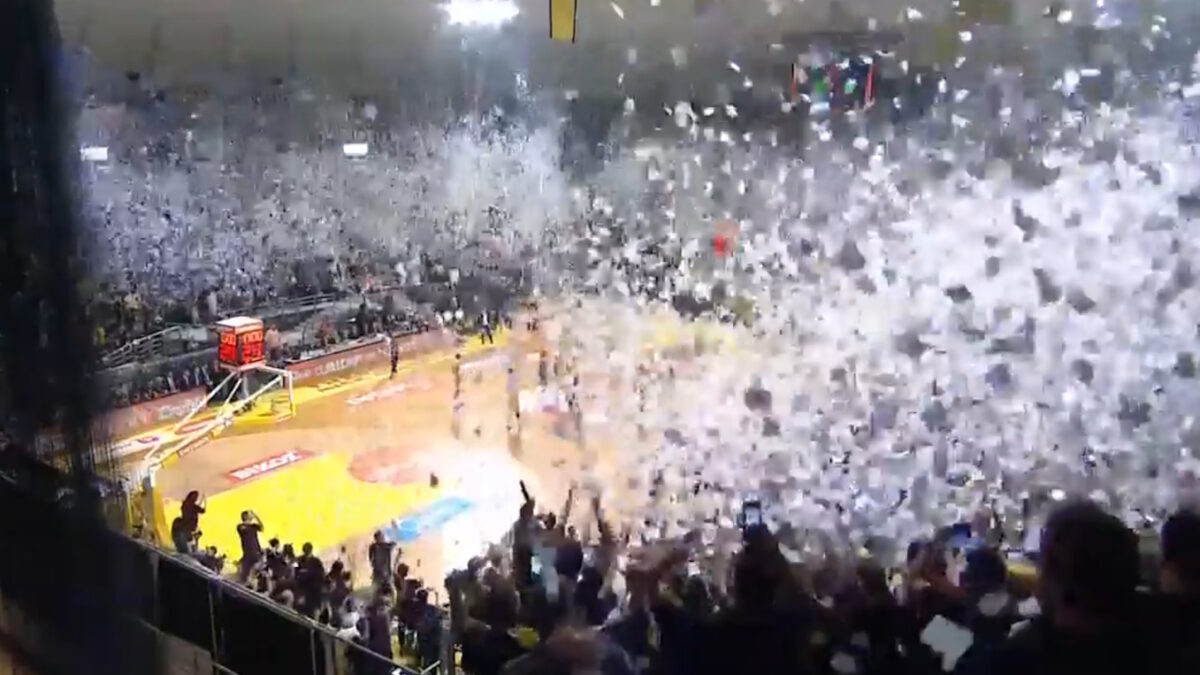 Άρης Betsson – ΠΑΟΚ: Η εκπληκτική στιγμή πριν το τζάμπολ με τους οπαδούς να πετάνε χαρτάκια στο κατάμεστο Αλεξάνδρειο