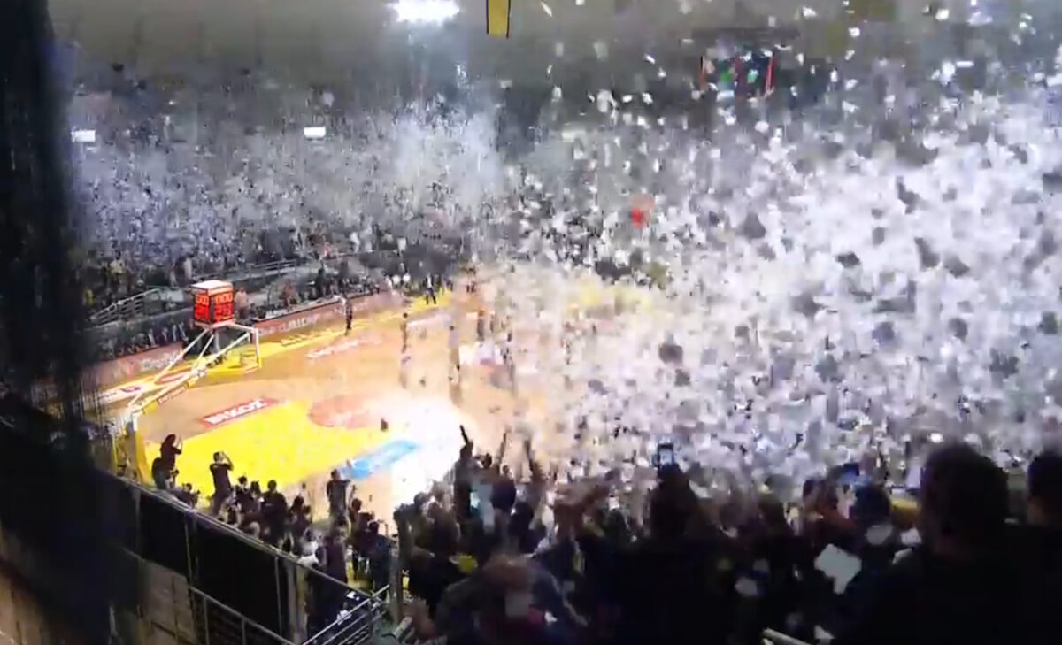 Άρης Betsson – ΠΑΟΚ: Η εκπληκτική στιγμή πριν το τζάμπολ με τους οπαδούς να πετάνε χαρτάκια στο κατάμεστο Αλεξάνδρειο