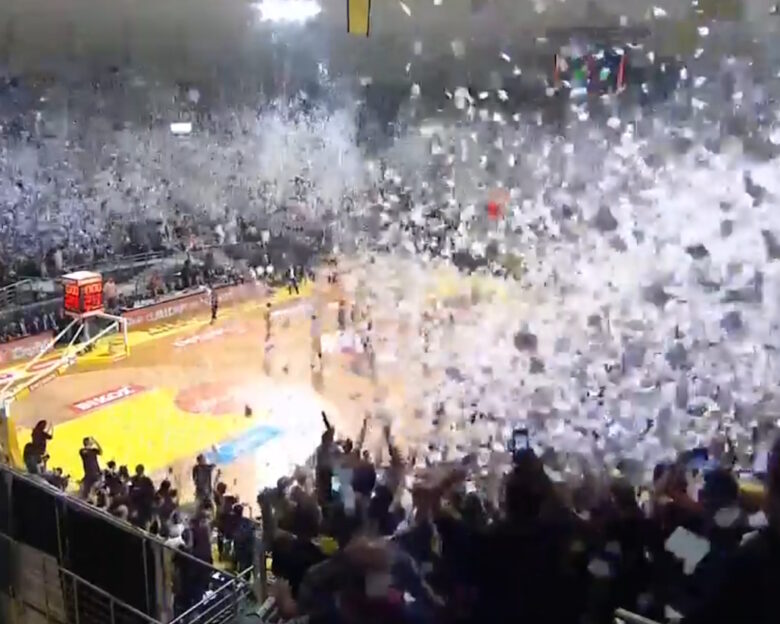 Άρης Betsson – ΠΑΟΚ: Η εκπληκτική στιγμή πριν το τζάμπολ με τους οπαδούς να πετάνε χαρτάκια στο κατάμεστο Αλεξάνδρειο