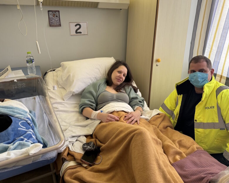 Αρκαδία: Περιπολικό μετέφερε ετοιμόγεννη που εγκλωβίστηκε στον αυτοκινητόδρομο λόγω της κακοκαιρίας – Έφερε στον κόσμο ένα υγιέστατο αγοράκι