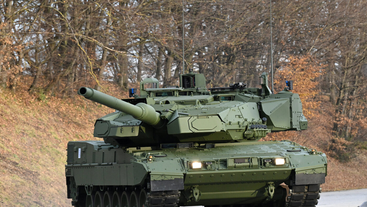 Ένα νέο άρμα μάχης Leopard 2A8 σε λειτουργία κατά την παρουσίασή του στο KNDS στο Μόναχο, Γερμανίας REUTERS