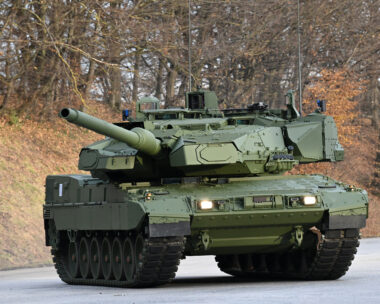 Ένα νέο άρμα μάχης Leopard 2A8 σε λειτουργία κατά την παρουσίασή του στο KNDS στο Μόναχο, Γερμανίας REUTERS