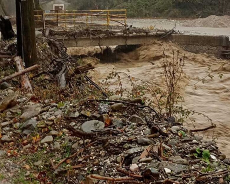 Κακοκαιρία: Προβλήματα στα ορεινά χωριά της Καλαμπάκας – Υπερχείλισαν ρέματα, έκλεισαν δρόμοι